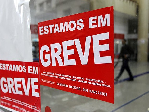 Cartazes de greve colocados em agência bancária em São Paulo. Foto: REUTERS/Fernando Donasci